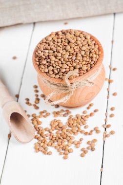 Ahşap çerçevede bir kuru organik kahverengi mercimek