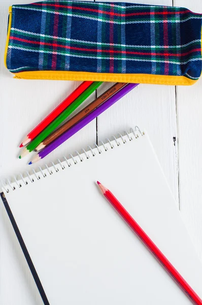 Papel y lápices de colores sobre la mesa. Vista desde arriba —  Fotos de Stock