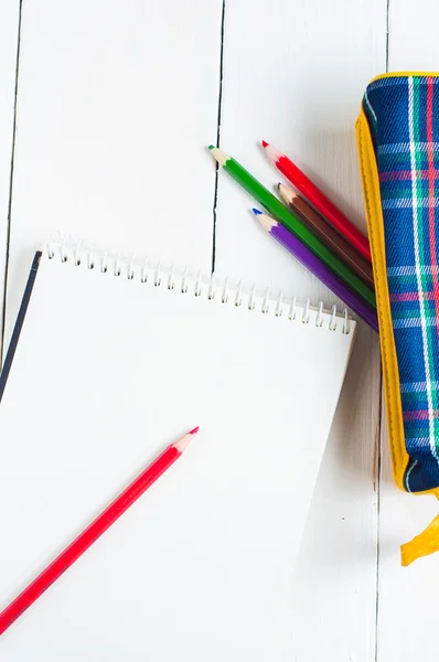 Papier und Buntstifte auf dem Tisch. Blick von oben — Stockfoto