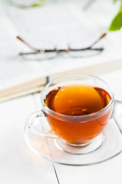 Tazas de té con libro sobre mesa de madera — Foto de Stock