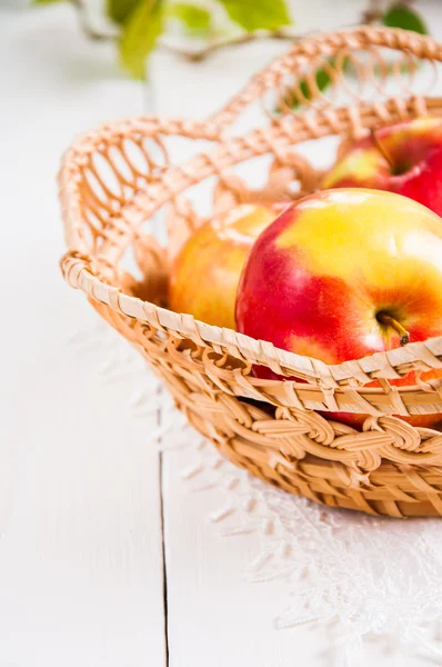 Colheita fresca de maçãs. Conceito de fruta natural — Fotografia de Stock