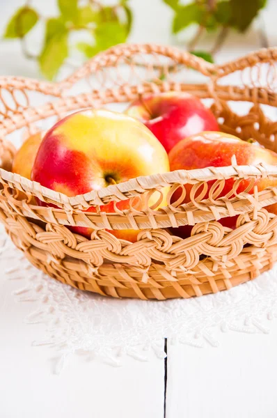 Colheita fresca de maçãs. Conceito de fruta natural — Fotografia de Stock