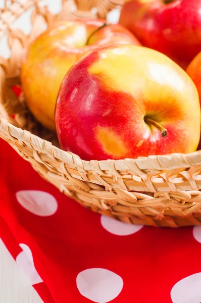 Friss termés alma. Természeti gyümölcs fogalma — Stock Fotó