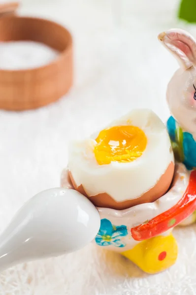 Conejo de Pascua y huevo sobre fondo de mesa de madera blanca — Foto de Stock