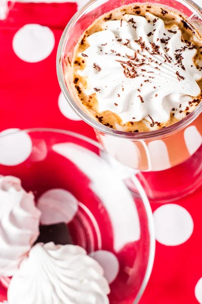 Buongiorno con dolce in un bicchiere su sfondo bianco — Foto Stock