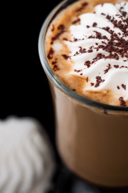 Beyaz arka plan üzerine bir bardak tatlı