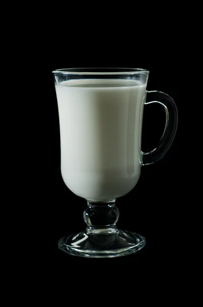 Ποτήρι γάλα που απομονώνονται σε μαύρο φόντο — Φωτογραφία Αρχείου