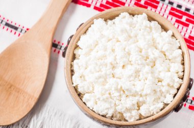 Ukrayna rushnyk üzerinde kahverengi kase lor