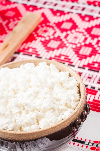 Curd in brown bowl on the Ukrainian rushnyk — Stock Photo, Image