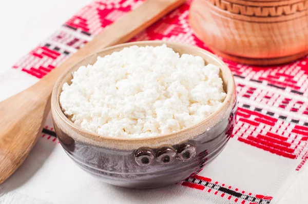 Curd in brown bowl on the Ukrainian rushnyk — Stock Photo, Image