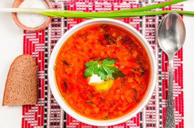 Ekşi krema closeup ile Ukrayna Ulusal kırmızı pancar çorbası