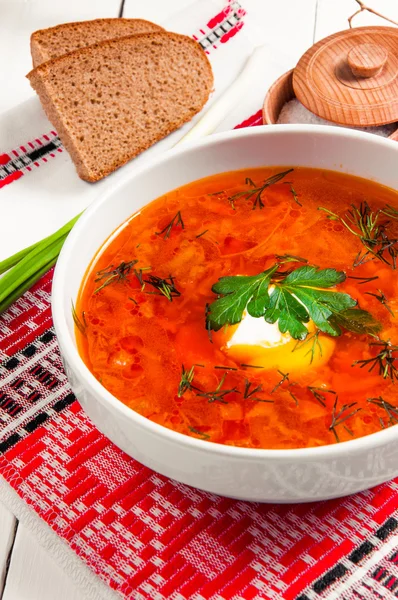 Ukrainian national red borscht with sour cream closeup — Stock Photo, Image