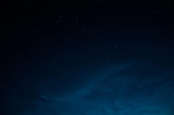 Beau ciel nocturne avec étoiles. La constellation URSA mineur — Photo