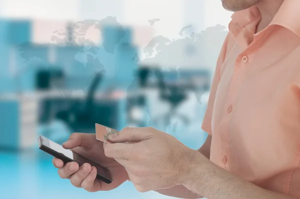 Çek hesabı bakiyesi kredi kartı ve cep telefonu tutan adam