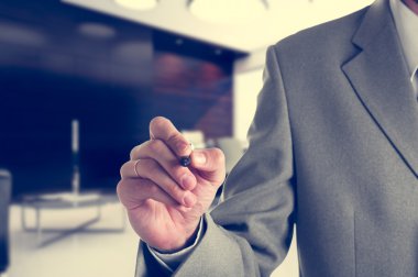 ofiste sanal ekranda bir marker ile yazma iş adamı. metninizi