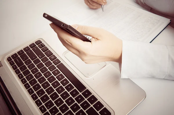 Persona de negocios que trabaja en computadora y teléfono — Foto de Stock