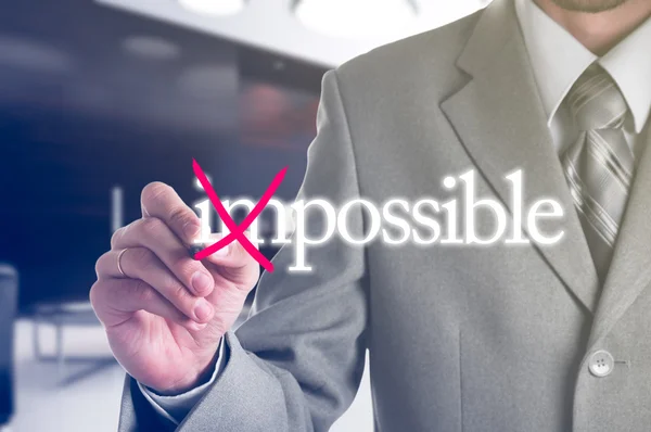 Üzletember kézzel fordult a szó a lehetséges lehetetlen piros jelölővel — Stock Fotó