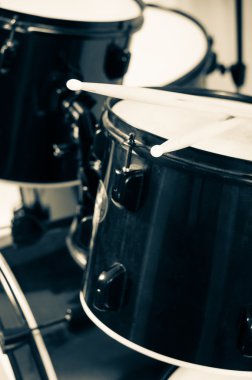 davul kavramsal görüntü. davul ve Trampet üzerinde yalan sopaları resmi. Retro vintage instagram resim.