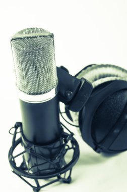 Kayıt stüdyosu beyaz bir arka plan üzerinde mikrofon. Vintage tarzı