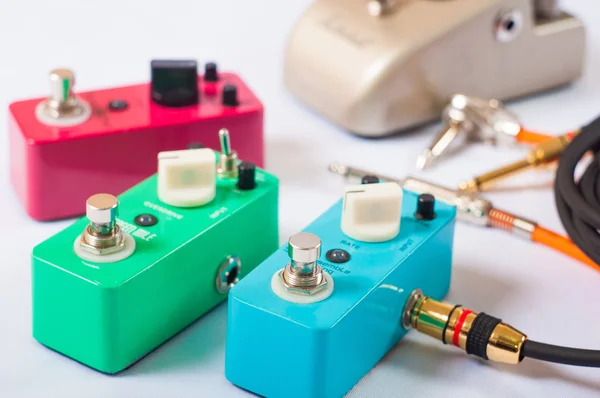 Elektro gitar stomp effectors ve kablolar Studio. Forehand anahtarlama kutusuna üzerinde odaklanmıştır.