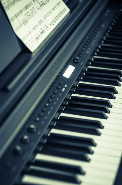 피아노 키를 클로즈업한 거죠. 전면의 확대 사진. — 스톡 사진