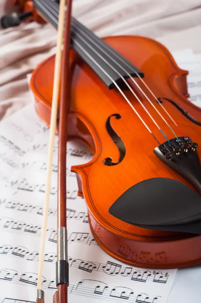 Vecchio violino sdraiato sullo spartito della musica, concetto musicale — Foto Stock