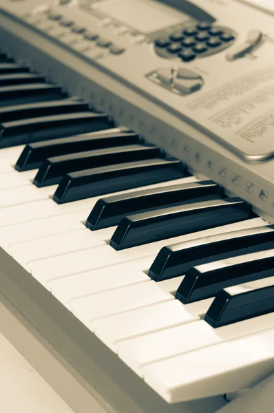 Zbliżenie klawiszy fortepianu. bliski widok z przodu. — Zdjęcie stockowe
