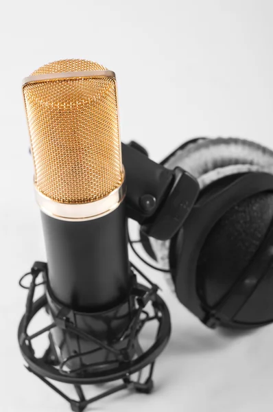 Microphone en studio d'enregistrement sur fond blanc . — Photo