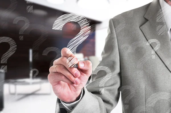 Empresario dibujando un signo de interrogación blanco. Concepto empresarial — Foto de Stock