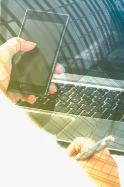 Konsept dizüstü bilgisayar ve telefon gibi çift pozlama modern teknoloji