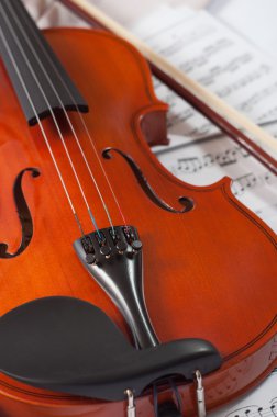 Eski keman müzik sayfasında yatıyor, müzik konsepti.