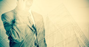 düşünme işadamı konseptiyle çift pozlama.