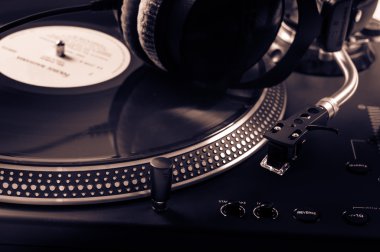 İle kulaklıklar gece kulübünde dj mikser. Müzik aleti