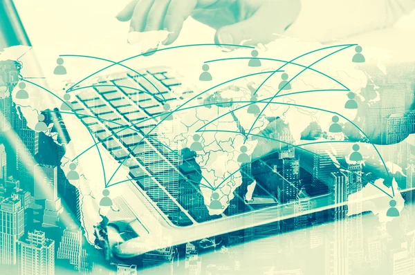 Dizüstü bilgisayar ile kız. Harita üzerinde sanal iletişim kavramı