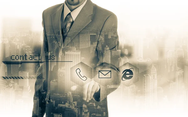 Homme d'affaires appuyant sur les boutons du téléphone virtuel. concept de support client — Photo
