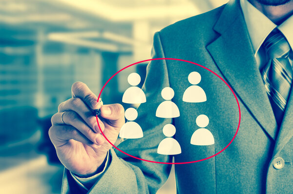 Рука указывая на иконку бизнесмена - HR, набор и выбранная концепция
