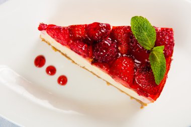 Taze mutfak otlar çilek beyaz tabakta ile pasta