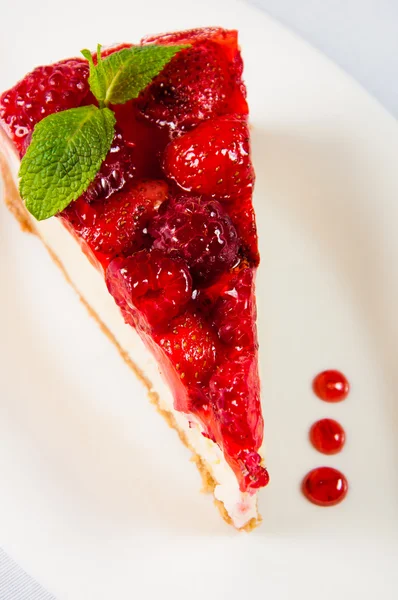 Cake with fresh culinary herbs strawberries on white plate — Stock Photo, Image