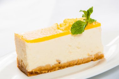 Limon ekşi bir tabak taze nane yaprağı