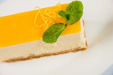 Limon ekşi bir tabak taze nane yaprağı