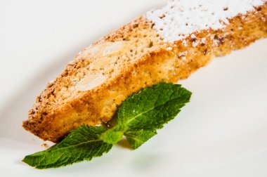 Şeker ve taze Nane şekerli krema ile bir tabak kurabiye