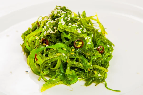 Ensalada de algas con el aderezo en el plato — Foto de Stock
