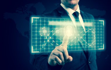 İşadamı yüksek teknolojili ekranda bir düğmeye bastı