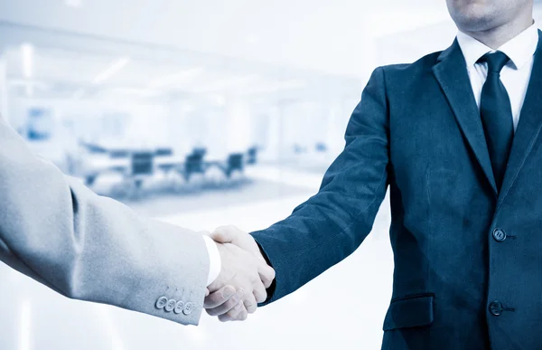 Handshake businessmen in the office background — Stock Photo, Image