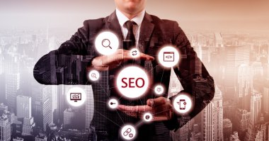 İşadamı etkili Seo optimizasyonu yaklaşım önerdi. Bir Seo akış sunan eller