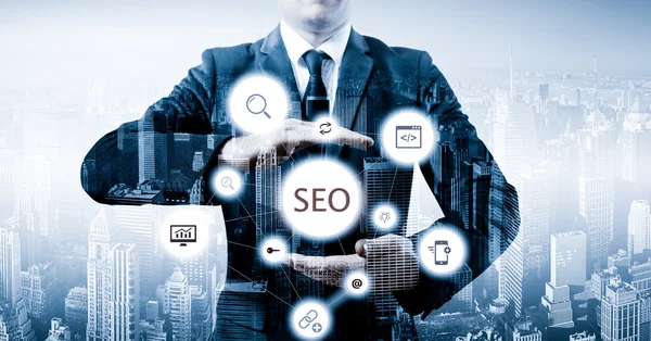 İşadamı etkili Seo optimizasyonu yaklaşım önerdi. Bir Seo akış sunan eller