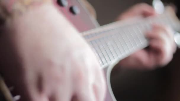 Homem tocando guitarra acústica — Vídeo de Stock