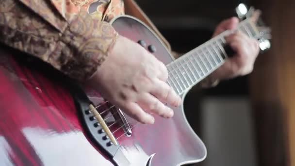 Homem tocando guitarra acústica — Vídeo de Stock