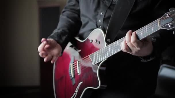 Hombre tocando la guitarra acústica — Vídeo de stock