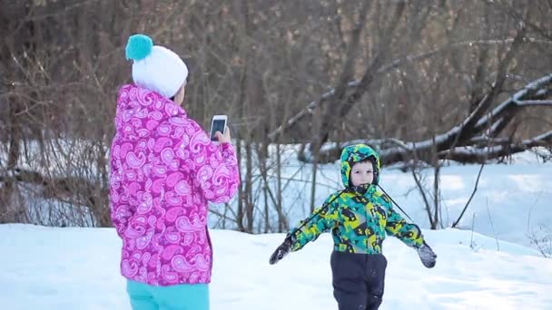 Matka ma zdjęcie z jej synu w zimowym lesie — Wideo stockowe
